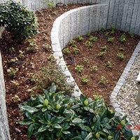 Gartenanlage mit Beetmauern